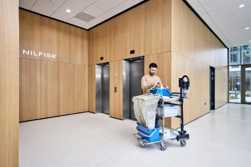 Produktbild Nilfisk 128390175 VU200 Akku-Stielstaubsauger inkl. 2x Akku 29,6V / 2,45Ah Li-Ion und 2x Ladegerät