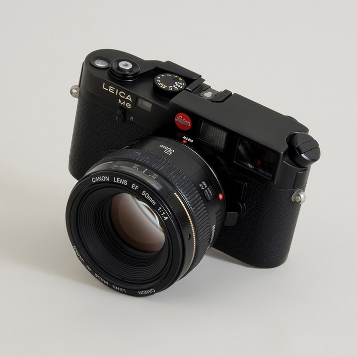 Produktbild Urth Lens Mount Adapter: Compatible with Canon (EF / EF S) Lens to Leica M Camera Body