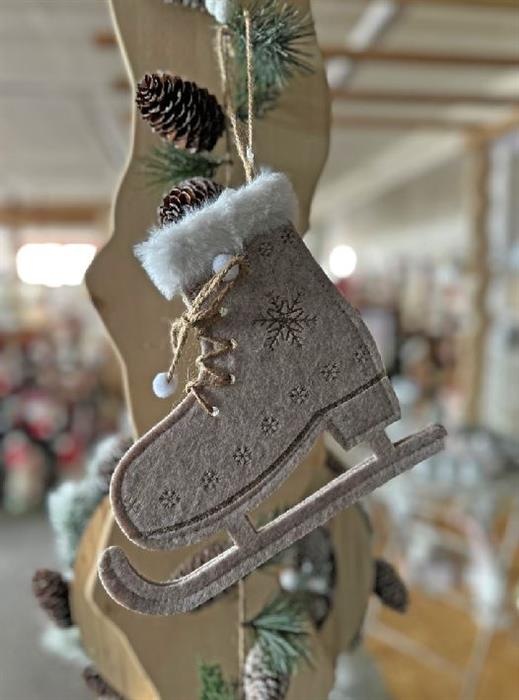 Produktbild GuGus Hänger Deko Schlittschuh Filz mit Schneeflocken verziert, weissem Saum Schnürsenkel