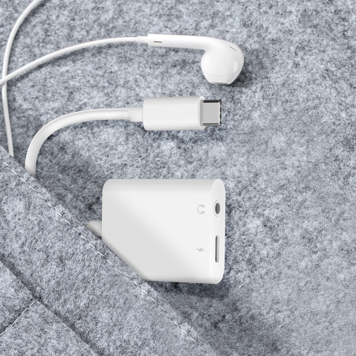 Actual product image LinQ USB-C / 3.5mm + USB-C charging and audio adapter (USB Type C, 3.5mm jack)
