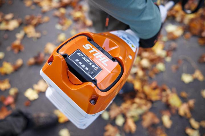 Produktbild Stihl Akku Kombimotor KMA 120 R ohne Akku und Ladegerät