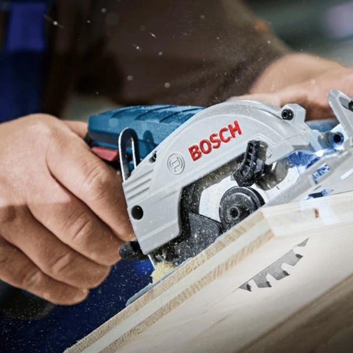 Produktbild Bosch Hausgeräte Bosch Akku-Kreissäge GKS 12V-26 12 V Ø 85 mm / 1x 3,0 Ah Akku + Ladegerät inkl. Zubehör in L