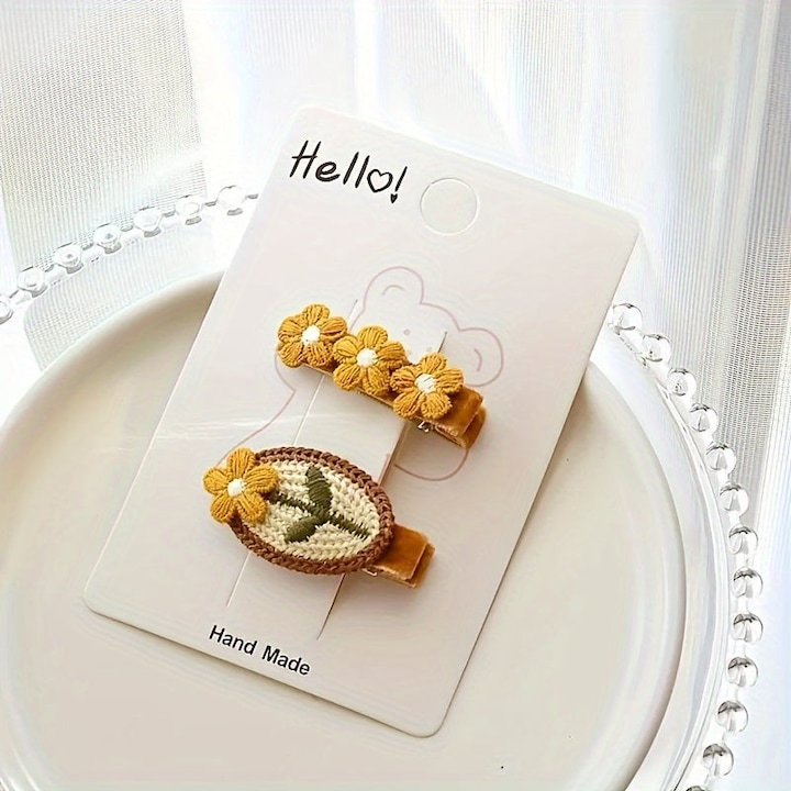 Activity Board Gestrickte rote Blume Haarspange