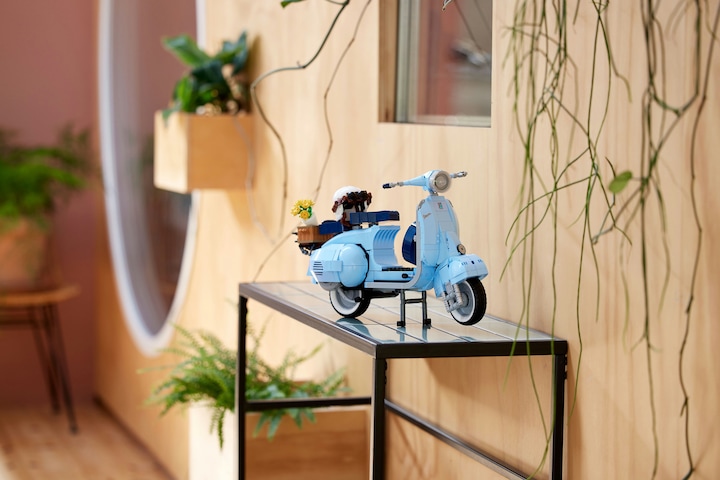 Actual product image LEGO Vespa 125 (10298, LEGO Icons, LEGO Rare Sets)