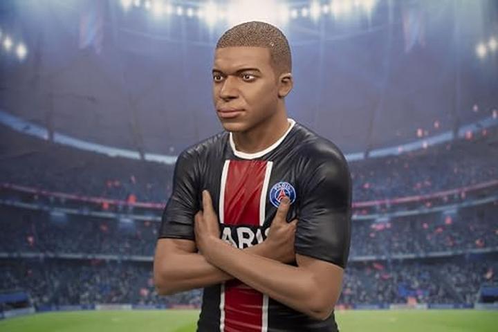 Immagine prodotto Creative Distribution Statuetta Football's Finest résine 1/3 Paris Saint-Germain (Kylian Mbappe) 60 cm
