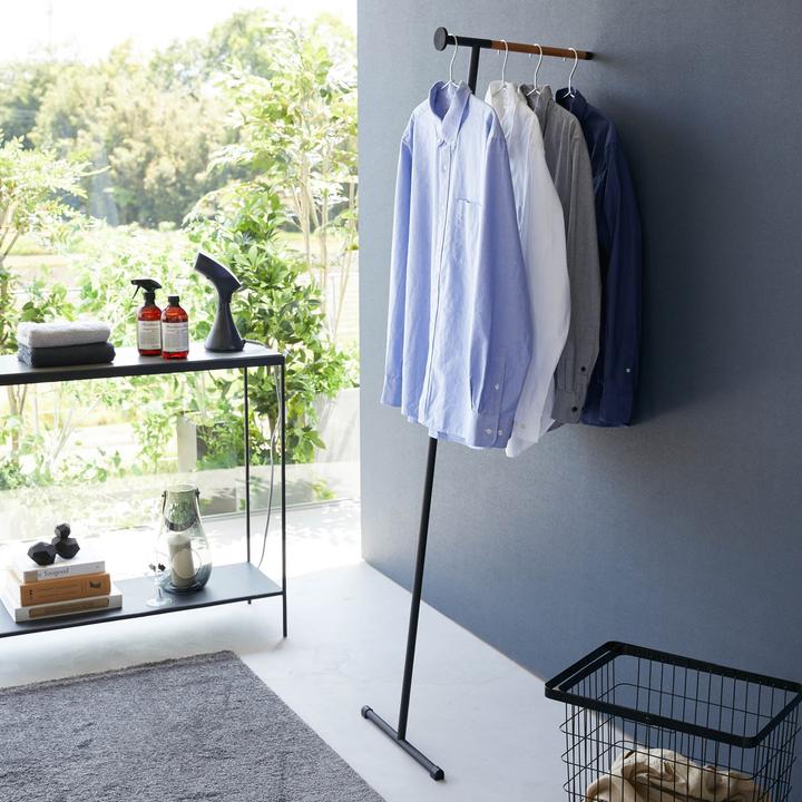 Actual product image Yamazaki Lehnender Kleiderständer zum Dampfbügeln TOWER