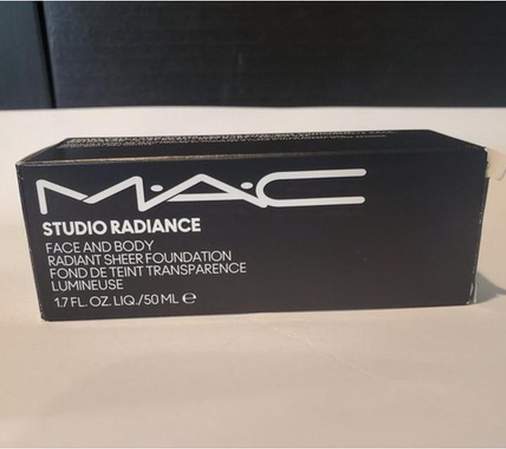 Produktbild MAC Cosmetics Studio Radiance Face and Body Radiant Sheer Foundation (C0)