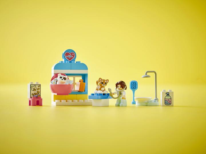 Actual product image LEGO DUPLO visit to the veterinary clinic (10438)