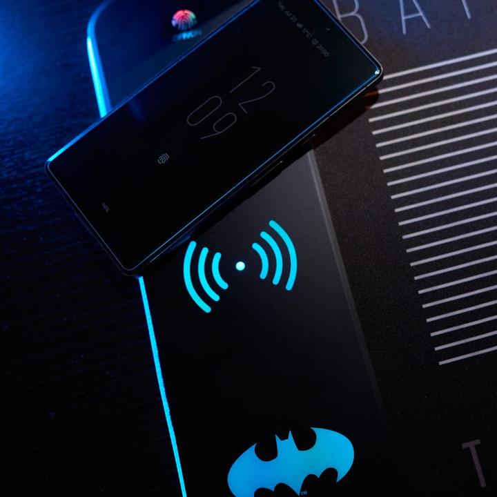 Produktbild Numskull Batman - Oversize Gaming Mat & Mobile Charger (XXL)