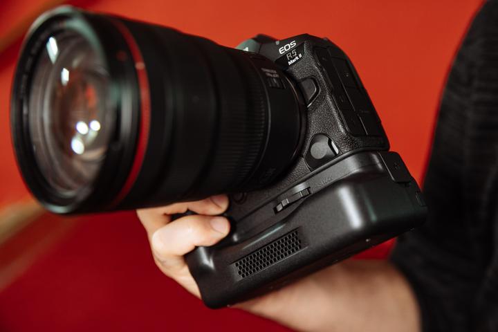 Image du produit Canon EOS R5 Mark II avec RF24-105 F4 L IS USM (24 - 105 mm, 45 Mpx, Plein format)