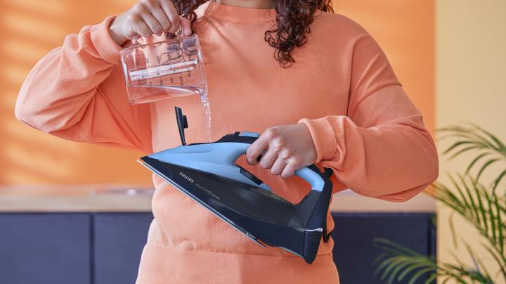 Actual product image Philips Steam Glide Elite - 2m cord (DST7041/21) (2400 W, 250 g/min)