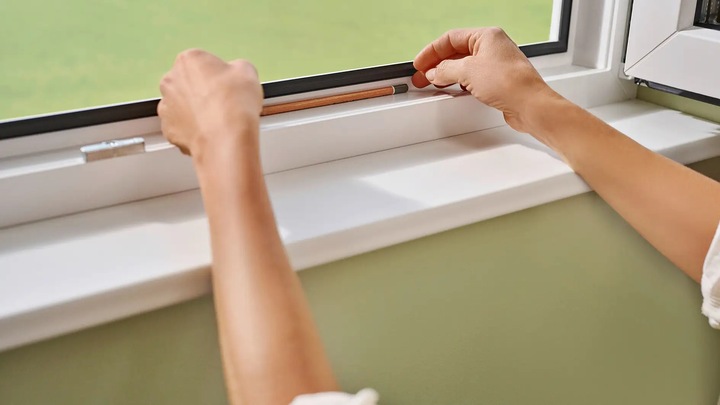 Produktbild tesa CLIP-ON Insektenschutz mit Anklipsrahmen für Fenster, zuschneidbarer Rahmen, ohne Bohren (100 x 120 cm)