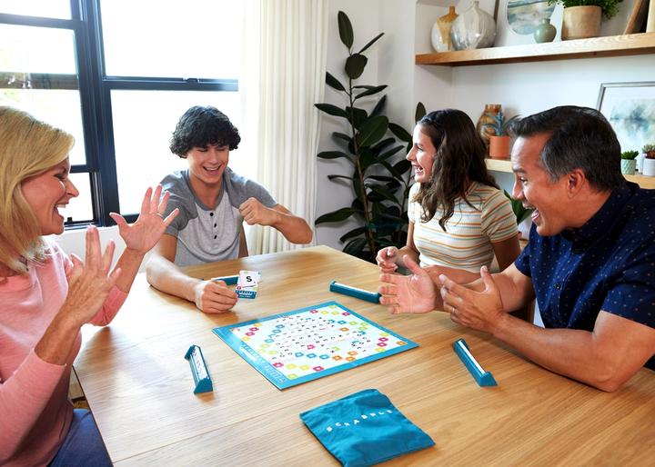 Actual product image Mattel Games Core Refresh (F) (French, 2 - 4 Players)