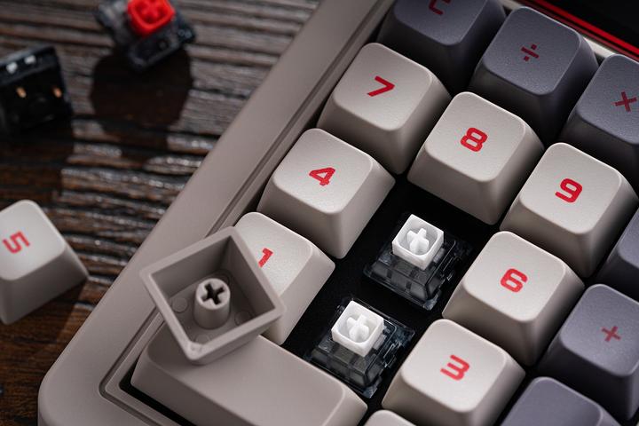 Produktbild 8bitdo Retro 18 Mechanical Numpad (N Edition) - Numpad (Nummernblock, Kabelgebunden, Kabellos)