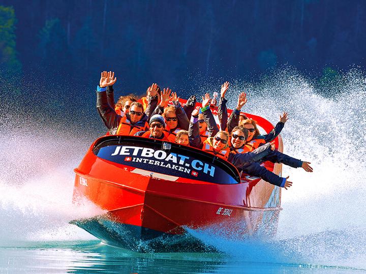 Immagine prodotto Smartbox Emozioni all'aperto a Interlaken: tour panoramico in jet boat per 2 adulti (2 pers.)