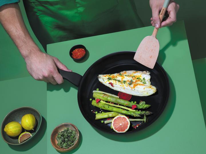Actual product image Tefal Renew Black Ceramic Koekenpan - 28 cm - Inductie (28 cm, Frying pan, Aluminium)