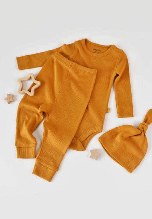Immagine prodotto BabyCosy Set. Pantaloni. Body a maniche lunghe. Cappellino (74)