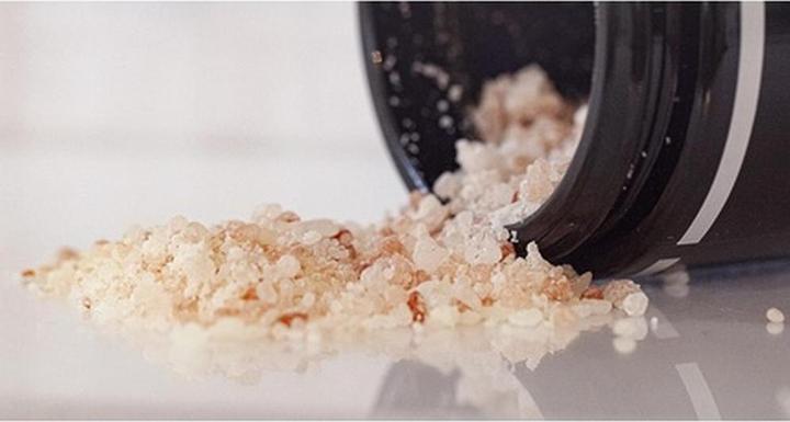 Actual product image Oskia LONDON Care Calming & Hydrating Bath Soak 500 ml (500 ml, Bath salts)