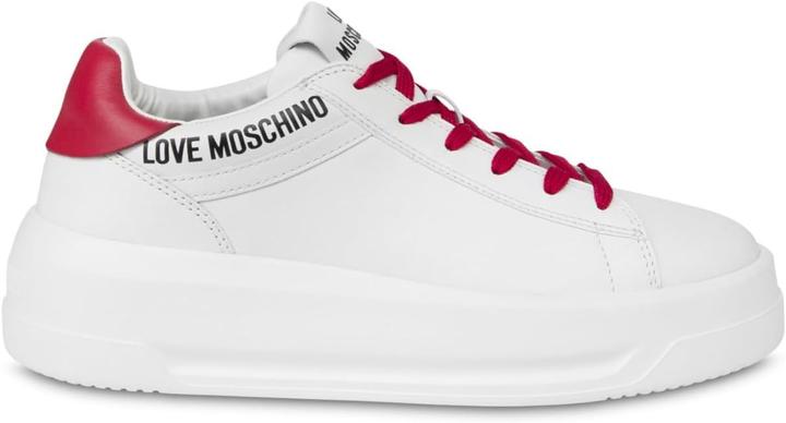 Blanc avec des touches de rouge