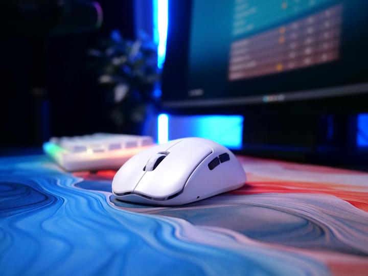 Actual product image CHERRY xtrfy M68 Pro Wireless, White (Wireless)