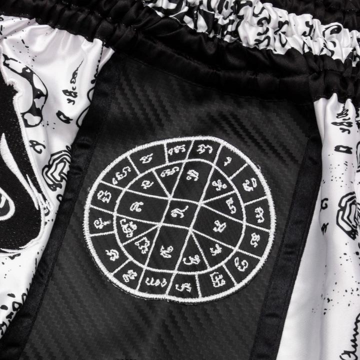 Image du produit 8Weapons 8 WEAPONS Muay Thai Shorts Carbon - Sak Yant Tigers white XXL (M)