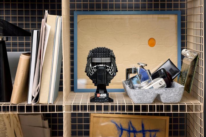 Actual product image LEGO Kylo Ren helmet (75415, LEGO Star Wars)