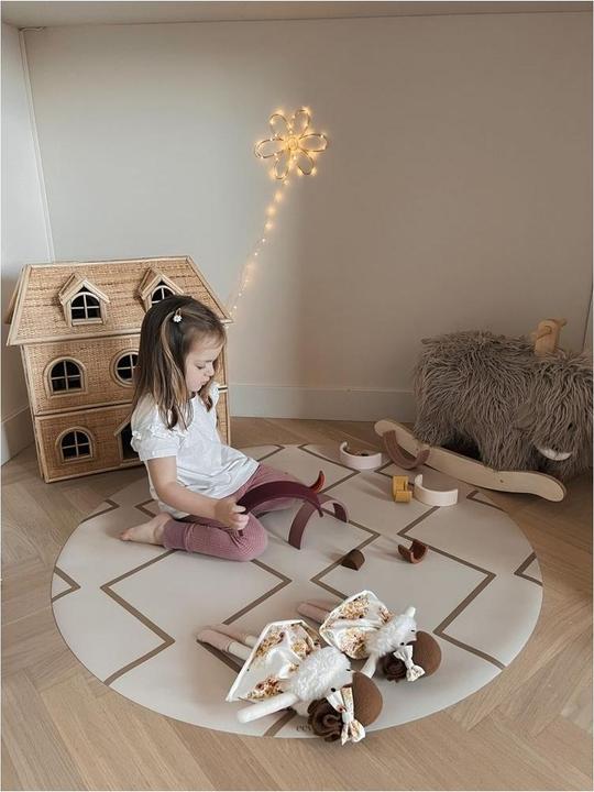 Actual product image Eeveve Round floor protection mat for children "Retro Lines