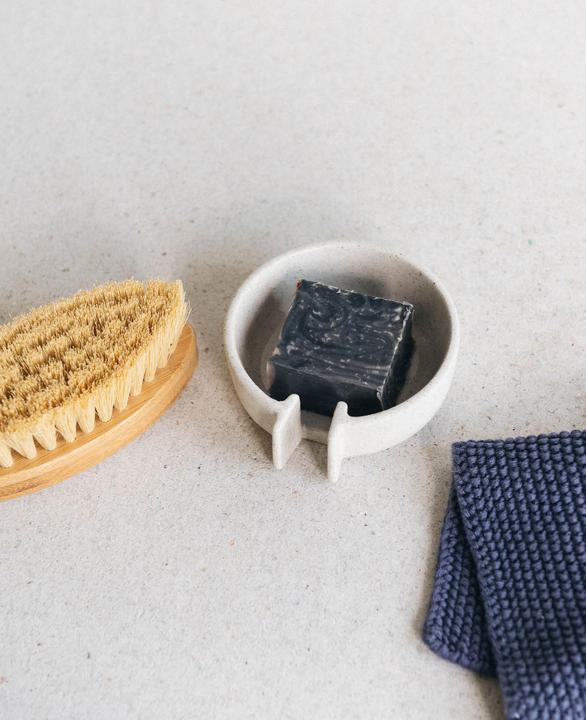 Image du produit Esmée Porte-savon en céramique avec écoulement, beige moucheté de noir et intérieur émaillé, Ø 10 cm