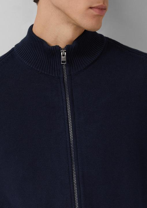 Produktbild s.Oliver Strickjacke Baumwoll-Strickjacke mit Stehkragen und Logo-Patch (M)