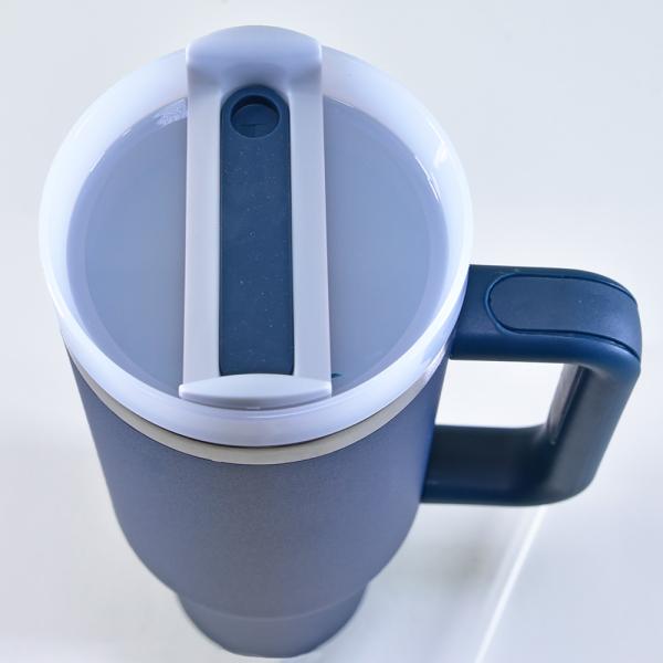 Produktbild Kögler Thermo Kaffee Henkel Becher aus Edelstahl, mit Strohhalm, dunkelblau, 1200ml (1200 ml, 1 x)