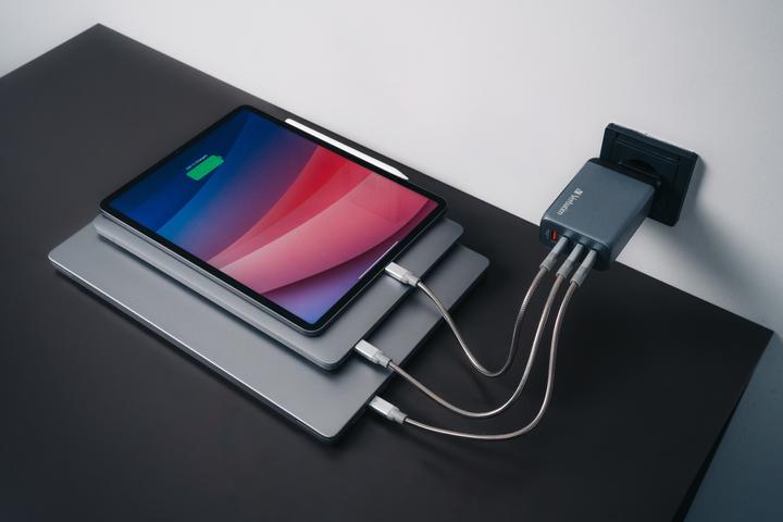 Actual product image Verbatim GaN Charger (240 W)
