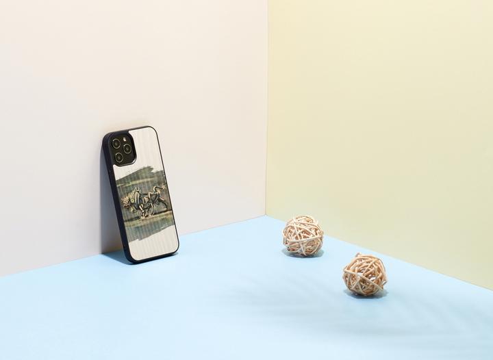 Produktbild Man.Wand &WOOD case for iPhone 12/12 Pro baltas bull (Apple iPhone 12, Realme 12 Pro+)