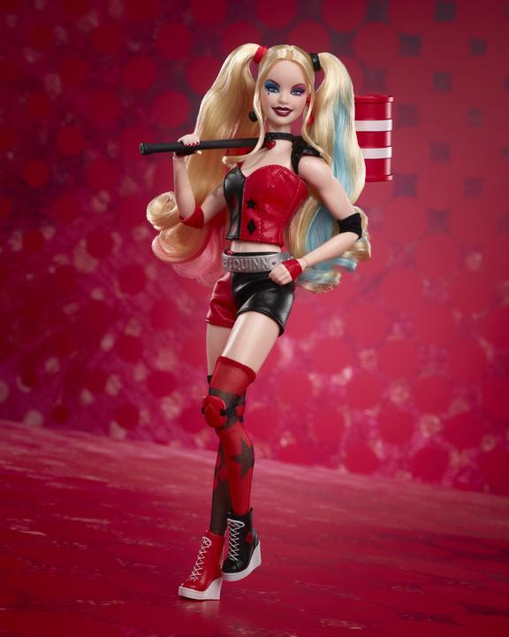 Actual product image Barbie Signature Harley Quinn Sammlerpuppe mit beweglichem Körper, ikonischem Outfit und Schlägel