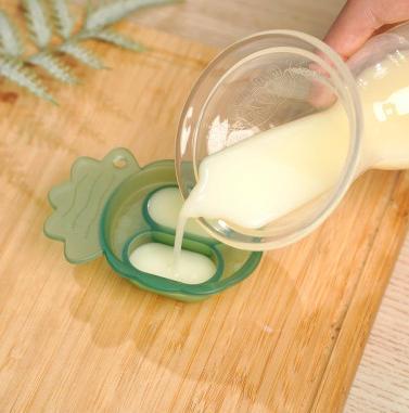 Productafbeelding Haakaa Freeze-N-Feed Minikombi Fruchtsauger + Eiswürfelform - Lavendel