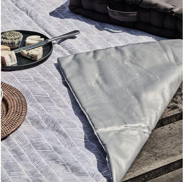 Immagine prodotto Urbanara Picknickdecke Mallur 130 x 190 cm - Taubenblau / Naturweiss