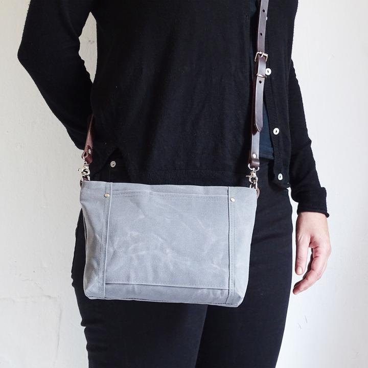 Immagine prodotto Only-Bags.Store Borsa a tracolla piccola in tela cerata, tracolla in pelle, portafoglio con chiusura a zip