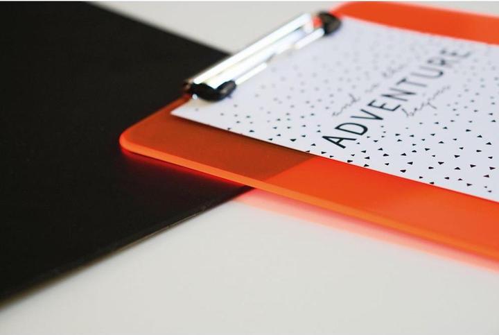 Image du produit Maul Porte-bloc néon, DIN A4, plastique transparent-orange, plat, borne à clip nickelée (22,5 x 32 cm)