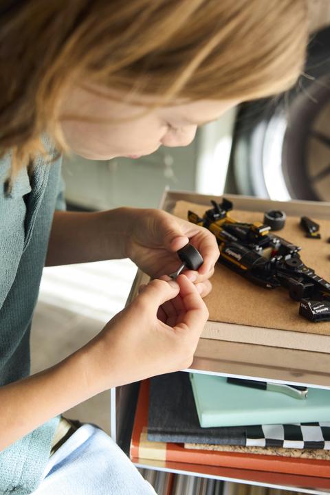 Produktbild LEGO APXGP Team Race Car aus F1® Der Film (77252)