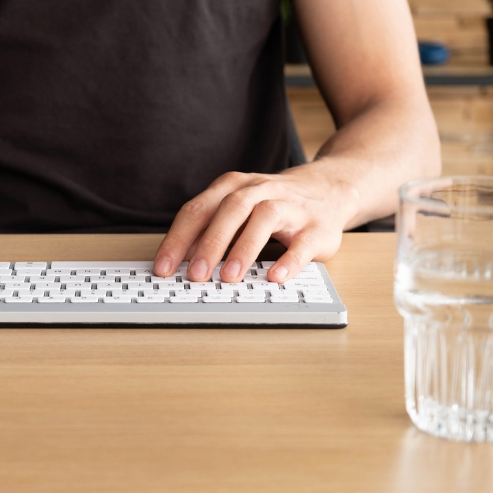 Produktbild R-Go Tools R-Go Compact Break ergonomische Tastatur, QWERTZ (DE), bluetooth, weiss (DE, Kabellos)