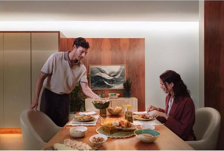 Immagine prodotto Philips Hue Flux Ultra Bright Gradient Lightstrip (Bianco, Multicolore, 500 cm, Interno)