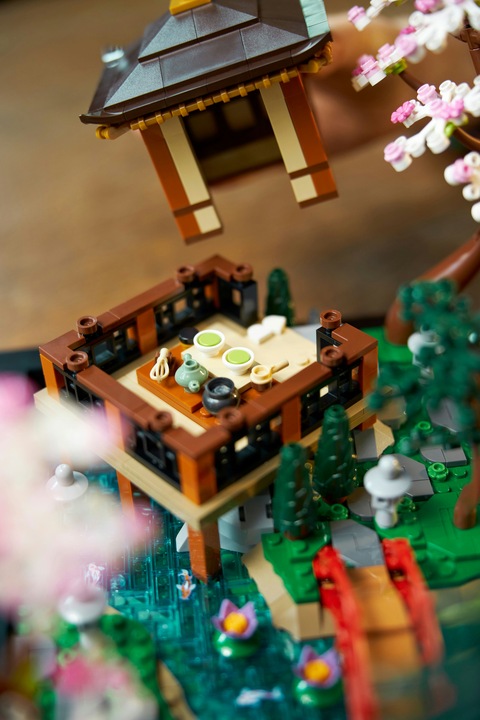 Actual product image LEGO 10315 Confidential (10315, LEGO Icons)