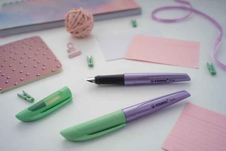 Produktbild STABILO Flow COSMETIC Füller (Green, Violet, 1 x)