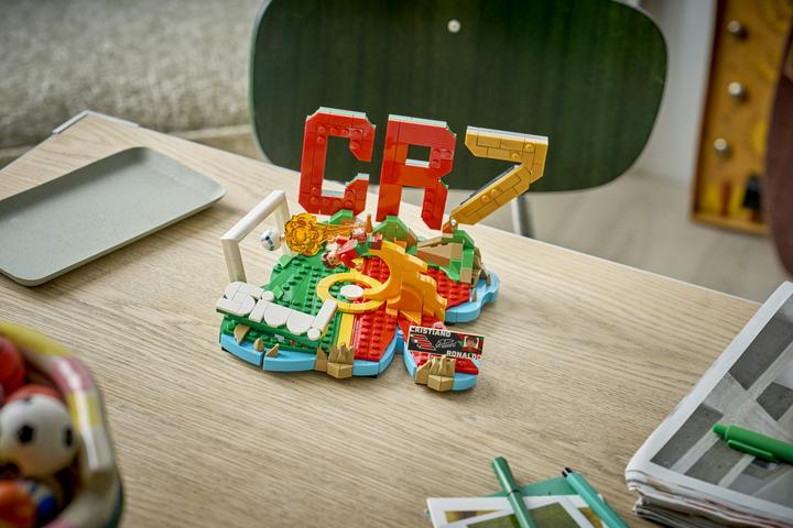 Actual product image LEGO Cristiano Ronaldo - Football highlights (43012, LEGO Editions)