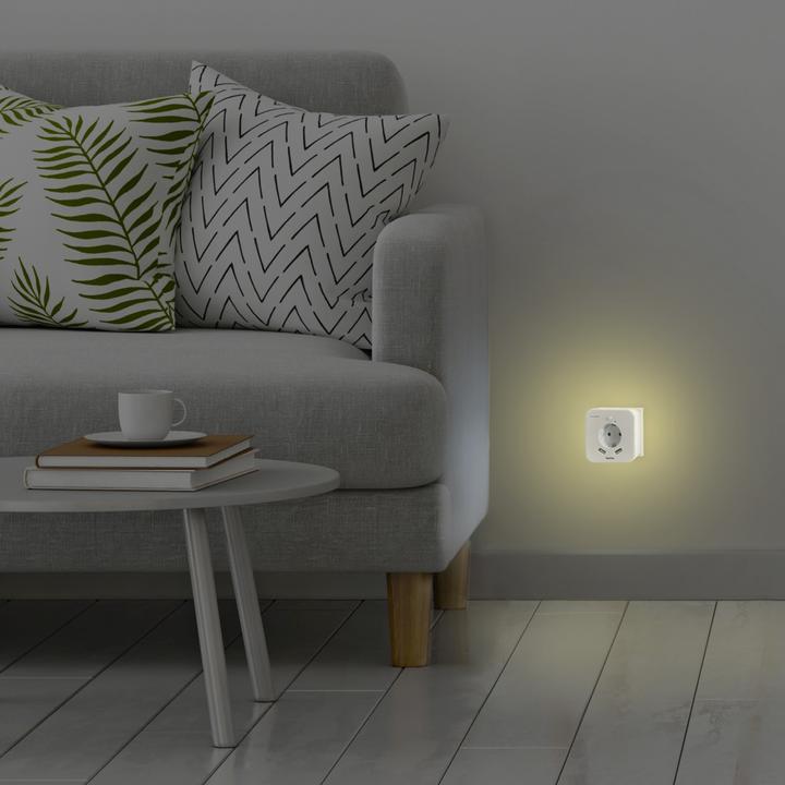 Actual product image Hama LED-Nachtlicht mit Steckdose, 2 USB-Ausgänge, Bewegungsmelder, Lichtsensor
