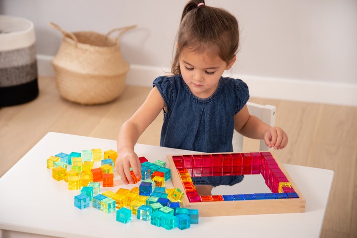 Produktbild TickiT Set mit 100 farbigen und Transparente Acryl-Würfel und einem Spiegelkasten aus Holz