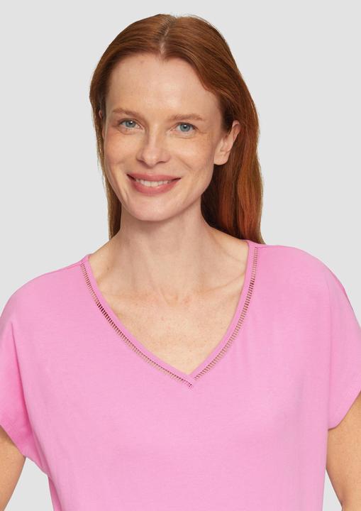 Immagine prodotto S.Oliver T-Shirt T-Shirt im Relaxed Fit mit Stickerei am V-Ausschnitt (36)