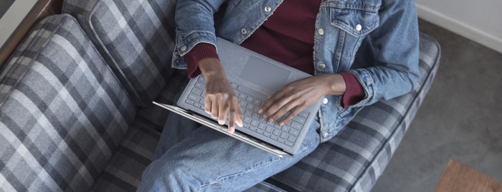 Produktbild Microsoft Surface Laptop, Platinum, 128GB SSD (13.50", Intel Core i5-7200U, 4 GB, 128 GB, CH)