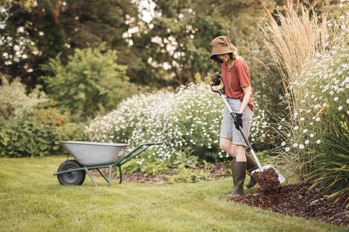 Immagine prodotto Fiskars Pala per sollevare e spostare materiale sfuso e neve, Lunghezza: 130 cm, Borsta rinforzato