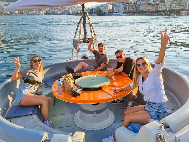 Image du produit Smartbox Barbecue pour 2 personnes sur le lac de Lugano sur un bateau-donut (2 Personnes)