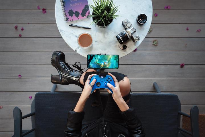 Produktbild Microsoft Xbox Wireless Controller - Shock Blue (Xbox One S, Xbox Series S, PC, Xbox One X, Xbox Series X)